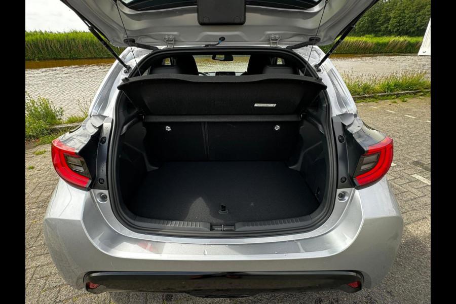 Toyota Yaris 1.5 Hybrid Executive stuur en stoelverwarm. half leer HUD vol