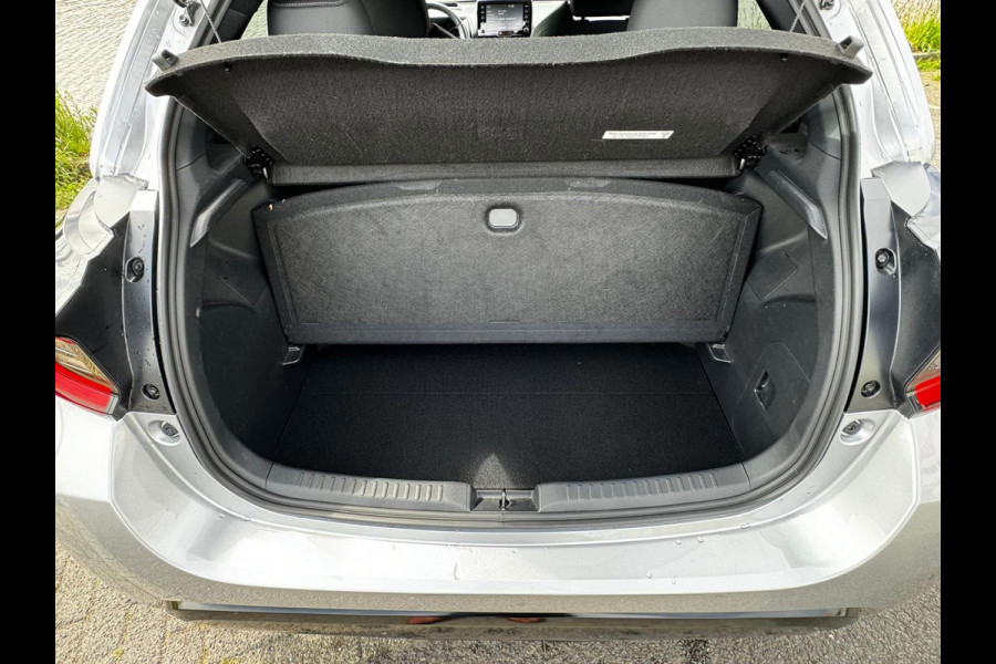 Toyota Yaris 1.5 Hybrid Executive stuur en stoelverwarm. half leer HUD vol