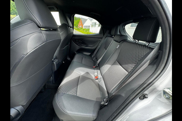 Toyota Yaris 1.5 Hybrid Executive stuur en stoelverwarm. half leer HUD vol