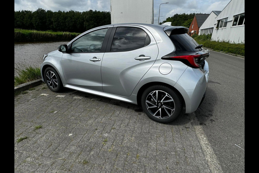 Toyota Yaris 1.5 Hybrid Executive stuur en stoelverwarm. half leer HUD vol