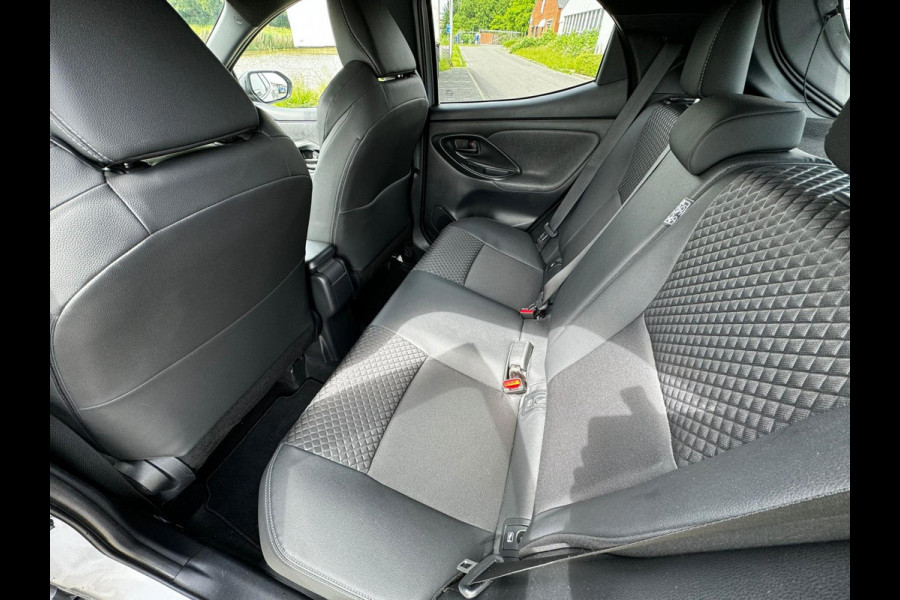 Toyota Yaris 1.5 Hybrid Executive stuur en stoelverwarm. half leer HUD vol