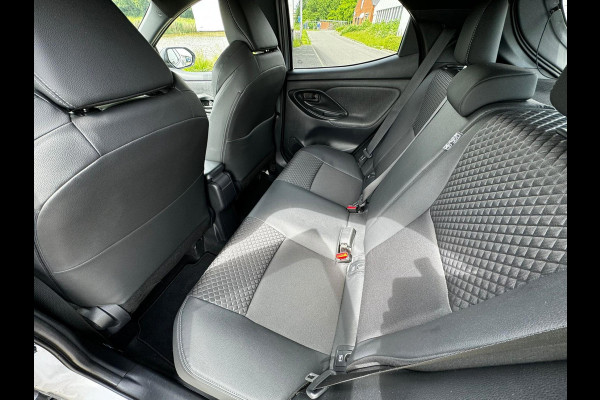 Toyota Yaris 1.5 Hybrid Executive stuur en stoelverwarm. half leer HUD vol
