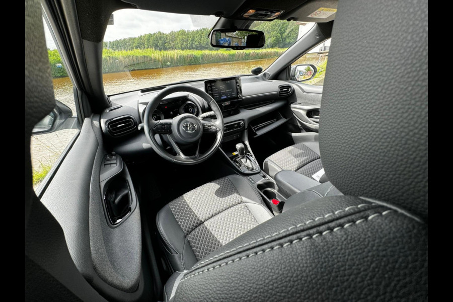Toyota Yaris 1.5 Hybrid Executive stuur en stoelverwarm. half leer HUD vol