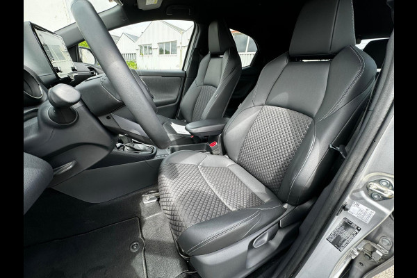 Toyota Yaris 1.5 Hybrid Executive stuur en stoelverwarm. half leer HUD vol