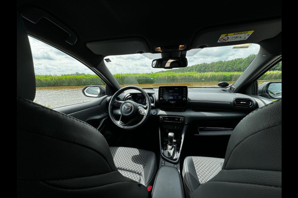 Toyota Yaris 1.5 Hybrid Executive stuur en stoelverwarm. half leer HUD vol
