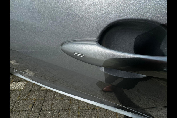 Toyota Yaris 1.5 Hybrid Executive stuur en stoelverwarm. half leer HUD vol