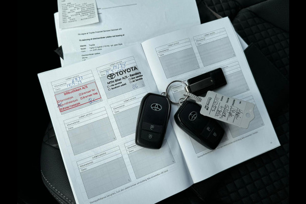 Toyota Yaris 1.5 Hybrid Executive stuur en stoelverwarm. half leer HUD vol