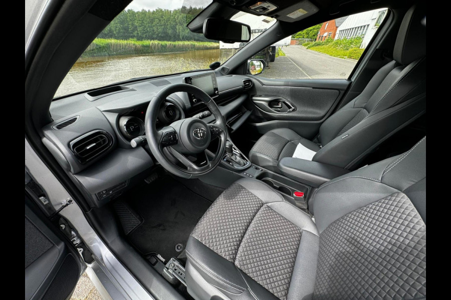 Toyota Yaris 1.5 Hybrid Executive stuur en stoelverwarm. half leer HUD vol