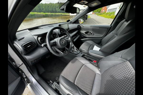 Toyota Yaris 1.5 Hybrid Executive stuur en stoelverwarm. half leer HUD vol