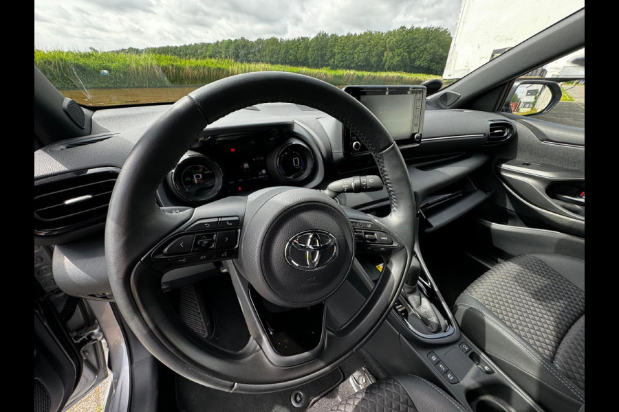 Toyota Yaris 1.5 Hybrid Executive stuur en stoelverwarm. half leer HUD vol