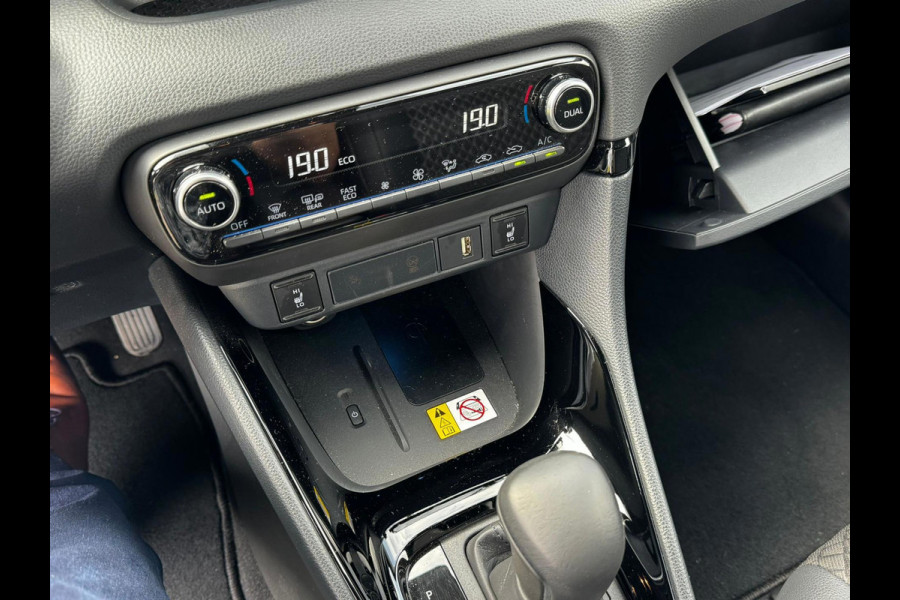 Toyota Yaris 1.5 Hybrid Executive stuur en stoelverwarm. half leer HUD vol
