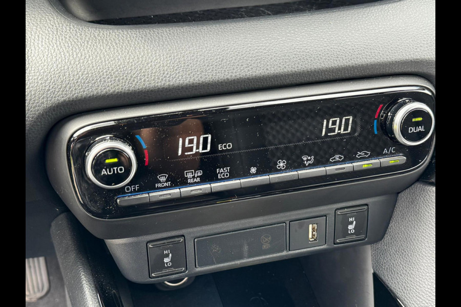 Toyota Yaris 1.5 Hybrid Executive stuur en stoelverwarm. half leer HUD vol