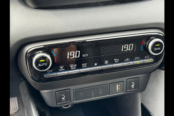 Toyota Yaris 1.5 Hybrid Executive stuur en stoelverwarm. half leer HUD vol