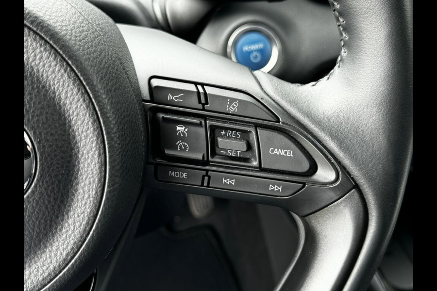 Toyota Yaris 1.5 Hybrid Executive stuur en stoelverwarm. half leer HUD vol