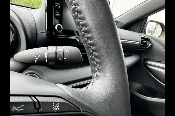 Toyota Yaris 1.5 Hybrid Executive stuur en stoelverwarm. half leer HUD vol