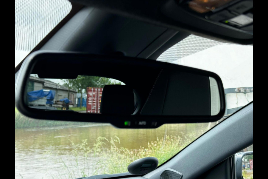 Toyota Yaris 1.5 Hybrid Executive stuur en stoelverwarm. half leer HUD vol