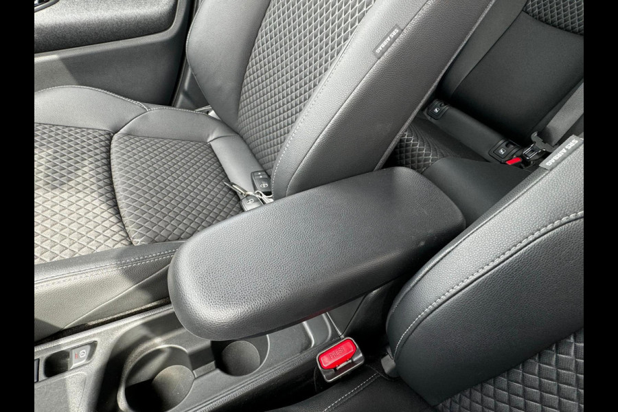 Toyota Yaris 1.5 Hybrid Executive stuur en stoelverwarm. half leer HUD vol