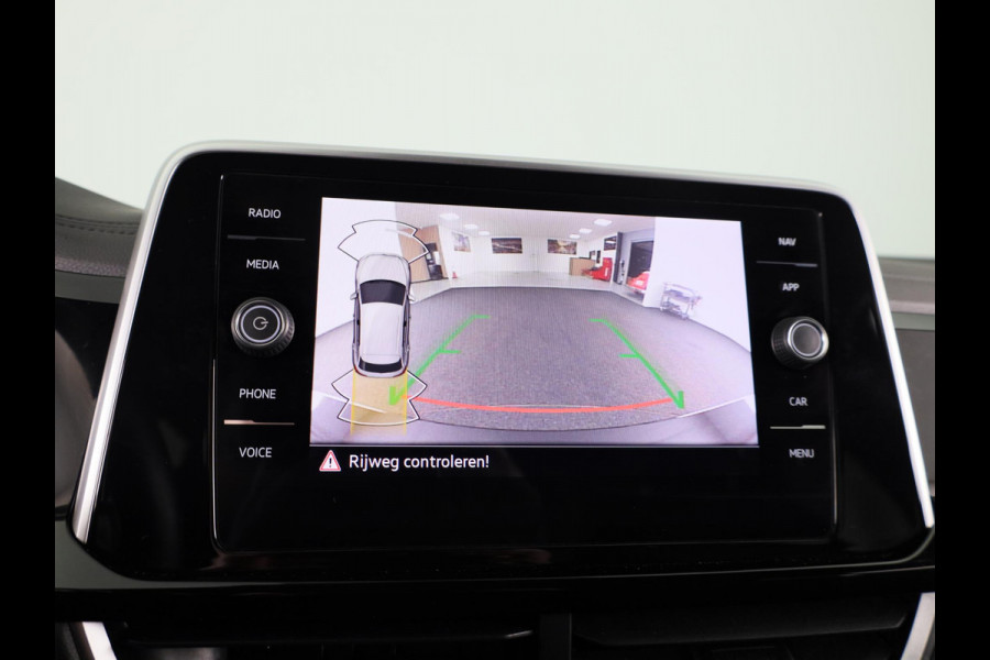 Volkswagen T-Roc 1.0 TSI R-Line Business 110 PK | Verlengde garantie | Navigatie | Keyless entry | Privacy glas | Volkswagen T-Roc 1.0 TSI R-Line Business 110 PK | Verlengde garantie | Navigatie | Keyless entry | Privacy glas |