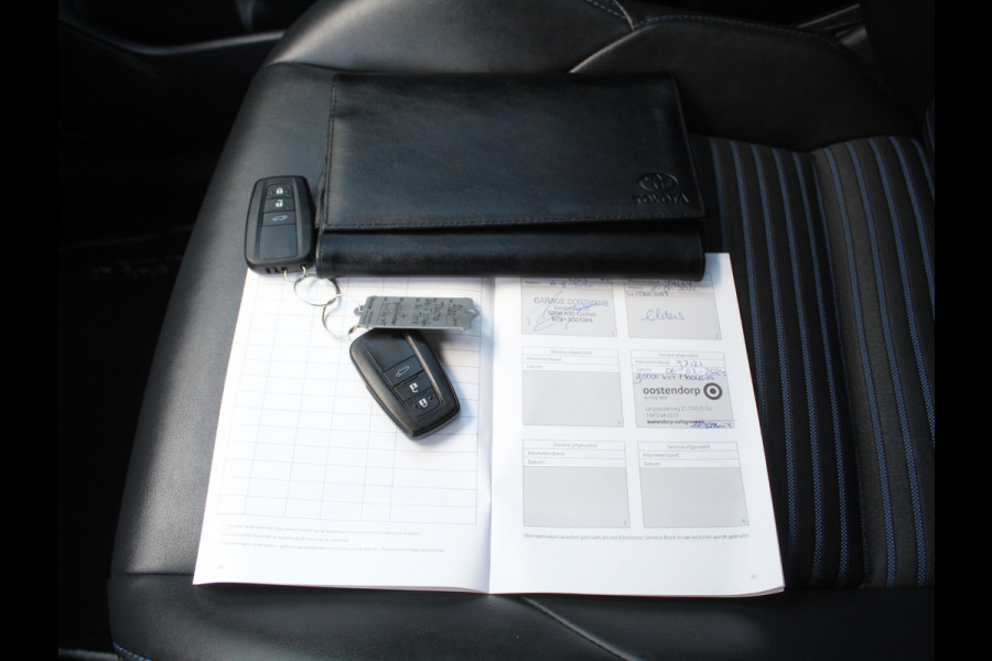 Toyota RAV4 2.5 Hybrid Bi-Tone CAMERA | ADAPCRUISE | LED | NAVI | STOELVERW | CLIMATE Toyota RAV4 2.5 Hybrid Bi-Tone CAMERA | ADAPCRUISE | LED | NAVI | STOELVERW | CLIMATE