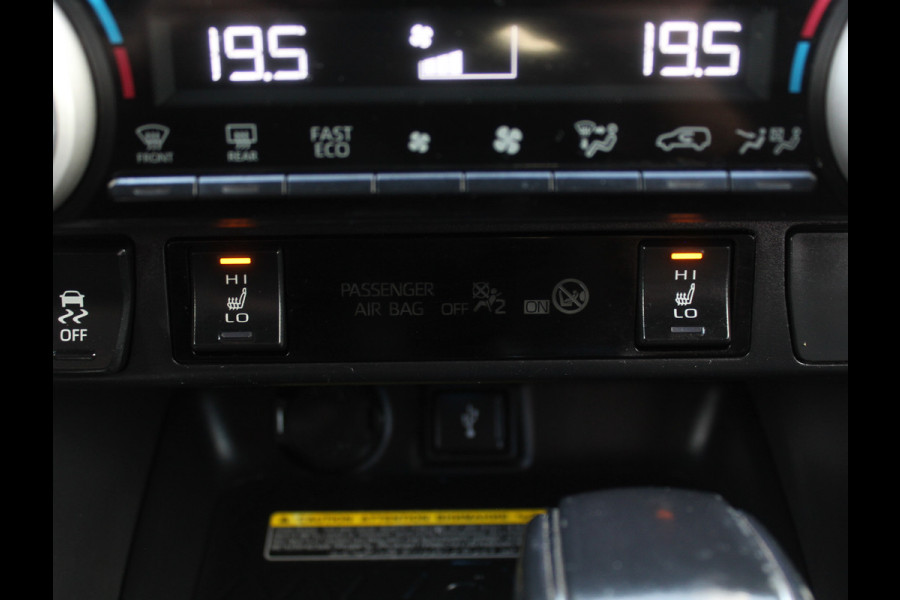 Toyota RAV4 2.5 Hybrid Bi-Tone CAMERA | ADAPCRUISE | LED | NAVI | STOELVERW | CLIMATE Toyota RAV4 2.5 Hybrid Bi-Tone CAMERA | ADAPCRUISE | LED | NAVI | STOELVERW | CLIMATE