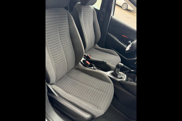 Peugeot 208 1.2 PureTech Active Pack - Navigatie / Apple CarPlay I Airco I LED I PDC I Dealer onderhouden Peugeot 208 1.2 PureTech Active Pack - Navigatie / Apple CarPlay I Airco I LED I PDC I Dealer onderhouden