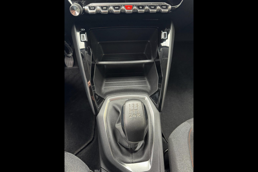 Peugeot 208 1.2 PureTech Active Pack - Navigatie / Apple CarPlay I Airco I LED I PDC I Dealer onderhouden Peugeot 208 1.2 PureTech Active Pack - Navigatie / Apple CarPlay I Airco I LED I PDC I Dealer onderhouden