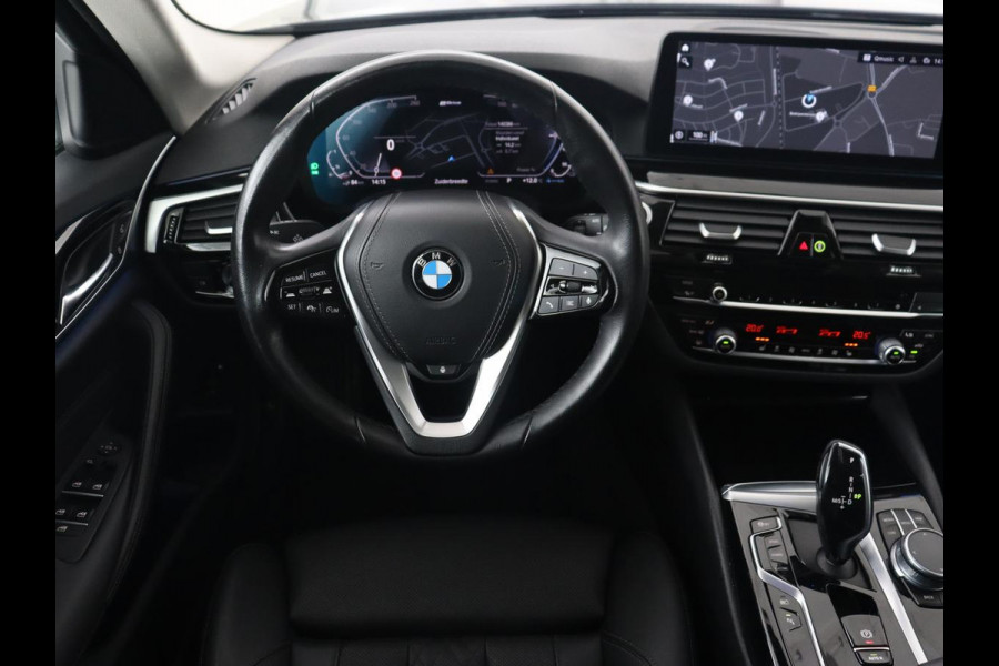 BMW 5 Serie 530e High Executive | Leder | Stoel & stuurverwarming | Adaptive cruise | Carplay | Sfeerverlichting | Camera | Live Cockpit | Navigatie | Full LED BMW 5 Serie 530e High Executive | Leder | Stoel & stuurverwarming | Adaptive cruise | Carplay | Sfeerverlichting | Camera | Live Cockpit | Navigatie | Full LED