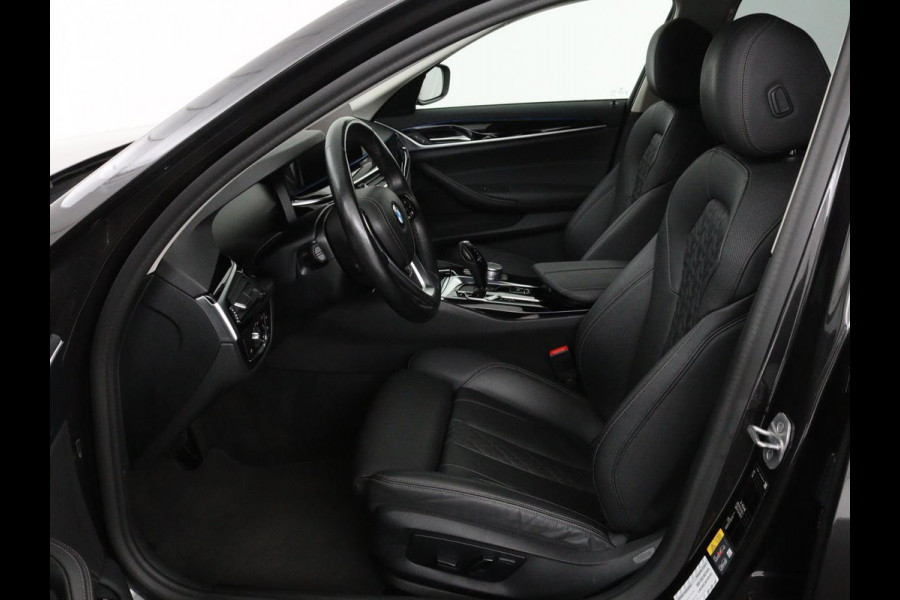 BMW 5 Serie 530e High Executive | Leder | Stoel & stuurverwarming | Adaptive cruise | Carplay | Sfeerverlichting | Camera | Live Cockpit | Navigatie | Full LED BMW 5 Serie 530e High Executive | Leder | Stoel & stuurverwarming | Adaptive cruise | Carplay | Sfeerverlichting | Camera | Live Cockpit | Navigatie | Full LED
