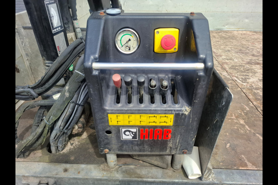 Iveco Daily 3.0I CNG Kraan Laadbak AUT-6 HIAB 3-Persoons Ecc Trekhaak Camera Blue power Alpine 2-Din Infotainment Sys. Bluetooth Opbergkasten Betonplex Vloer Compressed Natural Gas (CNG) EURO-6 375 35S14N Voertuig 1e Eigenaar Euro 6