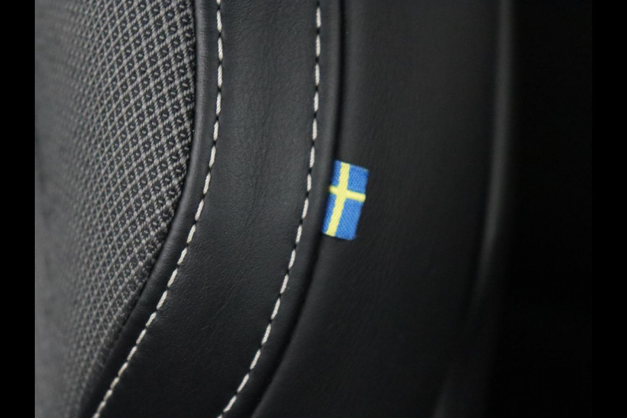 Volvo XC60 2.0 Recharge T8 AWD R Design | Panoramadak | Head-Up | Trekhaak | Harman/Kardon | Camera | Adaptive cruise | Stoelverwarming | Memory | Navigatie Volvo XC60 2.0 Recharge T8 AWD R Design | Panoramadak | Head-Up | Trekhaak | Harman/Kardon | Camera | Adaptive cruise | Stoelverwarming | Memory | Navigatie