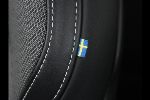 Volvo XC60 2.0 Recharge T8 AWD R Design | Panoramadak | Head-Up | Trekhaak | Harman/Kardon | Camera | Adaptive cruise | Stoelverwarming | Memory | Navigatie Volvo XC60 2.0 Recharge T8 AWD R Design | Panoramadak | Head-Up | Trekhaak | Harman/Kardon | Camera | Adaptive cruise | Stoelverwarming | Memory | Navigatie