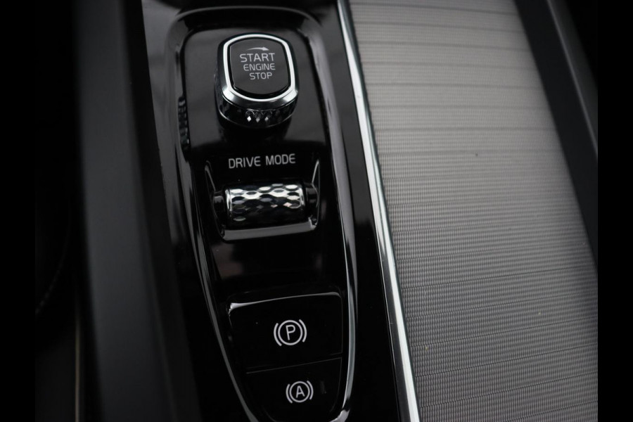 Volvo XC60 2.0 Recharge T8 AWD R Design | Panoramadak | Head-Up | Trekhaak | Harman/Kardon | Camera | Adaptive cruise | Stoelverwarming | Memory | Navigatie Volvo XC60 2.0 Recharge T8 AWD R Design | Panoramadak | Head-Up | Trekhaak | Harman/Kardon | Camera | Adaptive cruise | Stoelverwarming | Memory | Navigatie