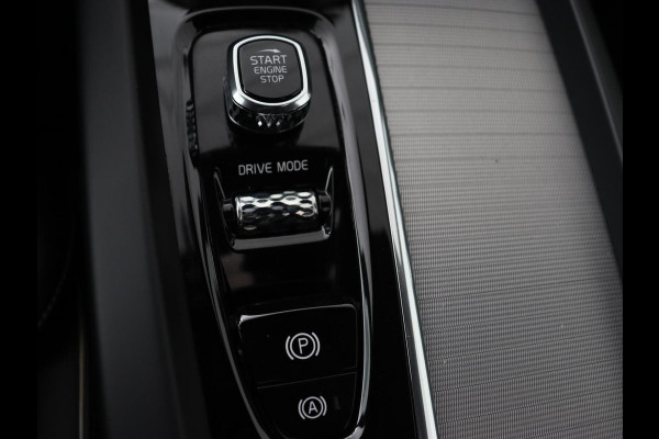 Volvo XC60 2.0 Recharge T8 AWD R Design | Panoramadak | Head-Up | Trekhaak | Harman/Kardon | Camera | Adaptive cruise | Stoelverwarming | Memory | Navigatie Volvo XC60 2.0 Recharge T8 AWD R Design | Panoramadak | Head-Up | Trekhaak | Harman/Kardon | Camera | Adaptive cruise | Stoelverwarming | Memory | Navigatie