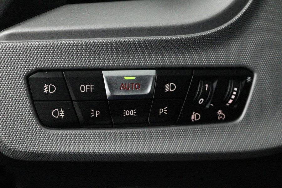 BMW 1-serie 118i Executive Edition (PARKEERSENSOREN, DIGITALE COCKPIT, NAVIGATIE, CRUISE CONTROL, DEALER ONDERHOUDEN) BMW 1-serie 118i Executive Edition (PARKEERSENSOREN, DIGITALE COCKPIT, NAVIGATIE, CRUISE CONTROL, DEALER ONDERHOUDEN)