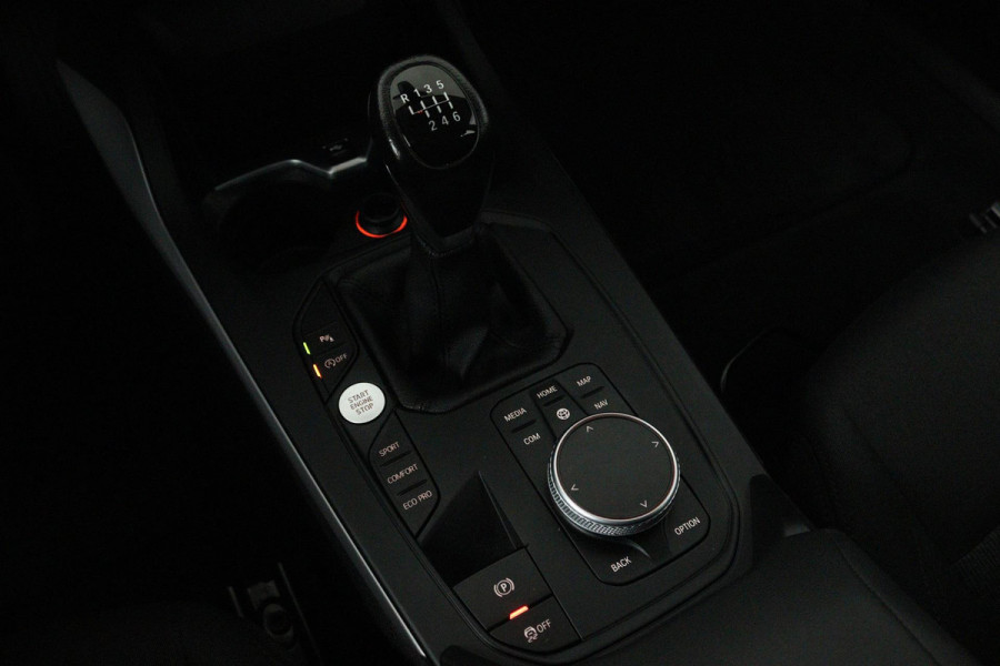 BMW 1-serie 118i Executive Edition (PARKEERSENSOREN, DIGITALE COCKPIT, NAVIGATIE, CRUISE CONTROL, DEALER ONDERHOUDEN) BMW 1-serie 118i Executive Edition (PARKEERSENSOREN, DIGITALE COCKPIT, NAVIGATIE, CRUISE CONTROL, DEALER ONDERHOUDEN)