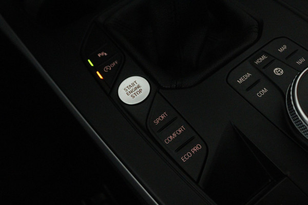 BMW 1-serie 118i Executive Edition (PARKEERSENSOREN, DIGITALE COCKPIT, NAVIGATIE, CRUISE CONTROL, DEALER ONDERHOUDEN) BMW 1-serie 118i Executive Edition (PARKEERSENSOREN, DIGITALE COCKPIT, NAVIGATIE, CRUISE CONTROL, DEALER ONDERHOUDEN)