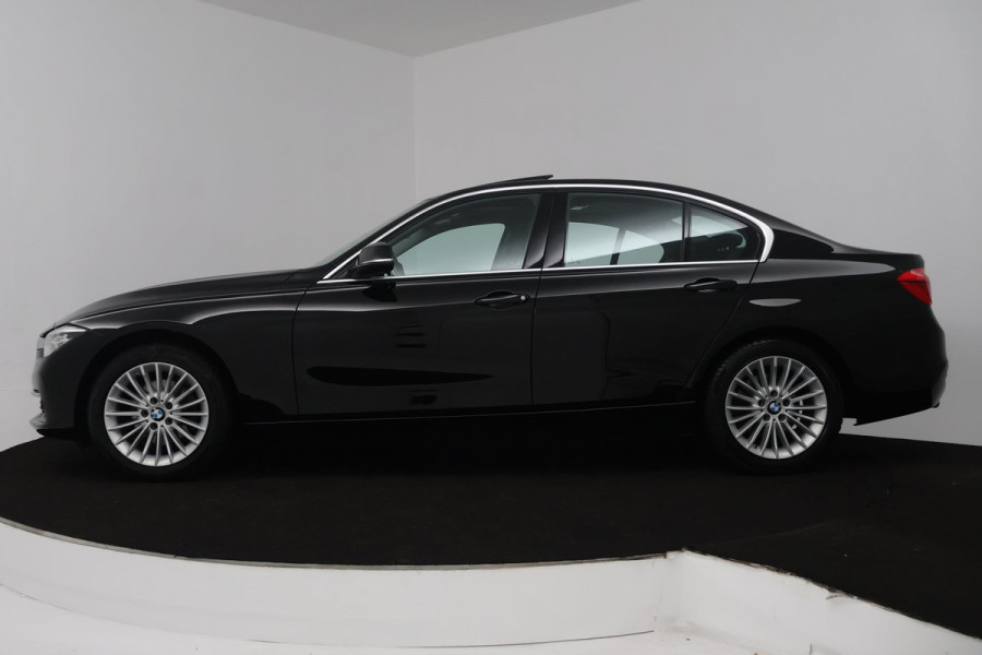BMW 3 Serie 318i Luxury Edition (PANORAMADAK, DIGITALE COCKPIT, STOELVERWARMING, NAVIGATIE, LEER) BMW 3 Serie 318i Luxury Edition (PANORAMADAK, DIGITALE COCKPIT, STOELVERWARMING, NAVIGATIE, LEER)