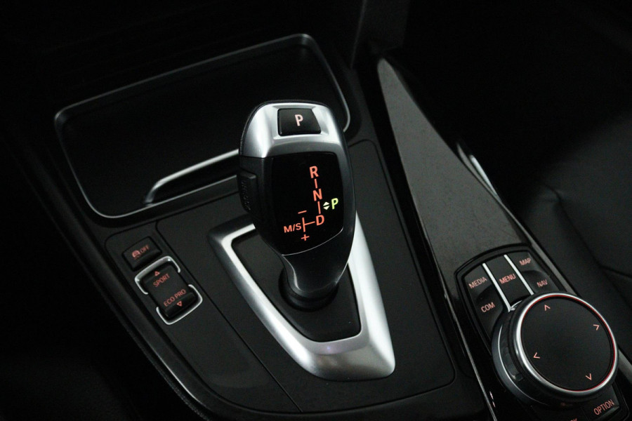 BMW 3 Serie 318i Luxury Edition (PANORAMADAK, DIGITALE COCKPIT, STOELVERWARMING, NAVIGATIE, LEER) BMW 3 Serie 318i Luxury Edition (PANORAMADAK, DIGITALE COCKPIT, STOELVERWARMING, NAVIGATIE, LEER)