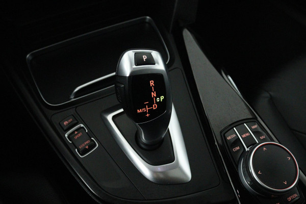 BMW 3 Serie 318i Luxury Edition (PANORAMADAK, DIGITALE COCKPIT, STOELVERWARMING, NAVIGATIE, LEER) BMW 3 Serie 318i Luxury Edition (PANORAMADAK, DIGITALE COCKPIT, STOELVERWARMING, NAVIGATIE, LEER)