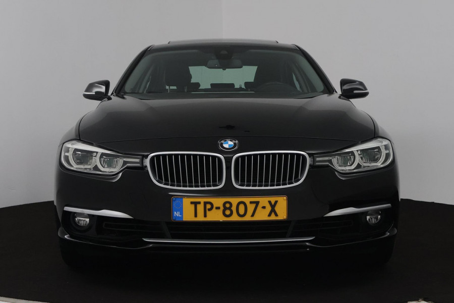 BMW 3 Serie 318i Luxury Edition (PANORAMADAK, DIGITALE COCKPIT, STOELVERWARMING, NAVIGATIE, LEER) BMW 3 Serie 318i Luxury Edition (PANORAMADAK, DIGITALE COCKPIT, STOELVERWARMING, NAVIGATIE, LEER)