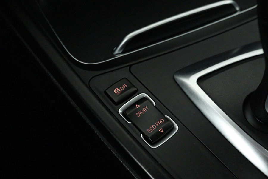 BMW 3 Serie 318i Luxury Edition (PANORAMADAK, DIGITALE COCKPIT, STOELVERWARMING, NAVIGATIE, LEER) BMW 3 Serie 318i Luxury Edition (PANORAMADAK, DIGITALE COCKPIT, STOELVERWARMING, NAVIGATIE, LEER)