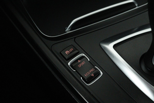 BMW 3 Serie 318i Luxury Edition (PANORAMADAK, DIGITALE COCKPIT, STOELVERWARMING, NAVIGATIE, LEER) BMW 3 Serie 318i Luxury Edition (PANORAMADAK, DIGITALE COCKPIT, STOELVERWARMING, NAVIGATIE, LEER)