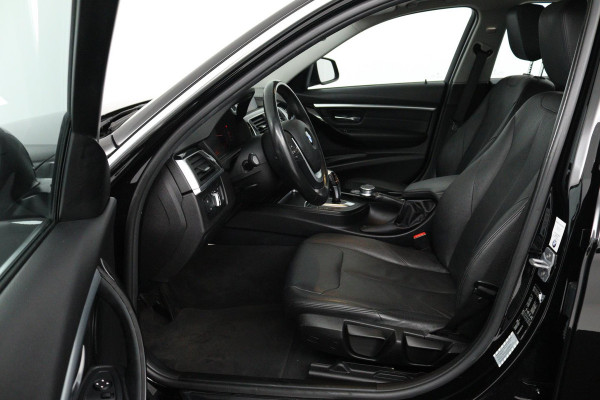 BMW 3 Serie 318i Luxury Edition (PANORAMADAK, DIGITALE COCKPIT, STOELVERWARMING, NAVIGATIE, LEER) BMW 3 Serie 318i Luxury Edition (PANORAMADAK, DIGITALE COCKPIT, STOELVERWARMING, NAVIGATIE, LEER)
