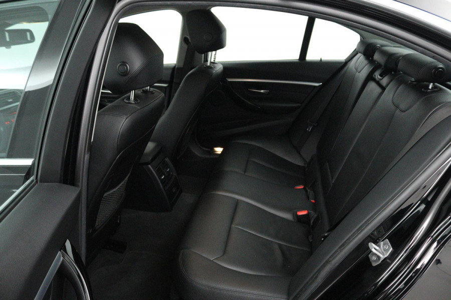 BMW 3 Serie 318i Luxury Edition (PANORAMADAK, DIGITALE COCKPIT, STOELVERWARMING, NAVIGATIE, LEER) BMW 3 Serie 318i Luxury Edition (PANORAMADAK, DIGITALE COCKPIT, STOELVERWARMING, NAVIGATIE, LEER)