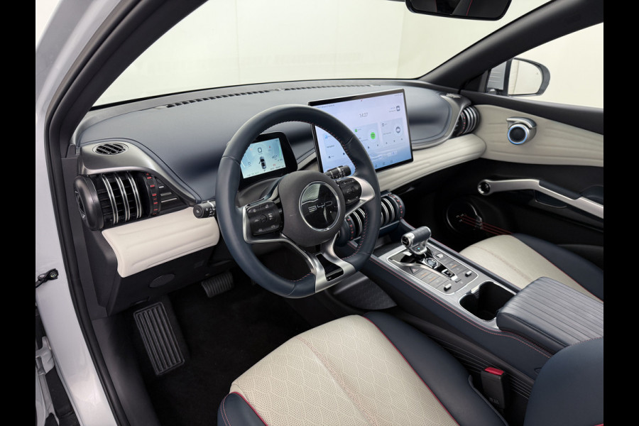 BYD ATTO 3 60kWh Design SOH 98% Pano-dak Leer+Elektr.Verst. Warmtepomp Adaptieve Cruise 360°Camera Apple Carplay Android Auto Elektr.Achter Verkeersbord detectie WiFi DAB Led Rijstrooksensor Keyless Smartphone Entry Fabrieksgarantie tot 20-12-2028/150.000km Garantie op de LFP Accu tot 12-12-2030/200.000km €44.000,- Nieuw! BYD ATTO 3 60kWh Design SOH 98% Pano-dak Leer+Elektr.Verst. Warmtepomp Adaptieve Cruise 360°Camera Apple Carplay Android Auto Elektr.Achter Verkeersbord detectie WiFi DAB Led Rijstrooksensor Keyless Smartphone Entry Fabrieksgarantie tot 20-12-2028/150.000km Garantie op de LFP Accu tot 12-12-2030/200.000km €44.000,- Nieuw!