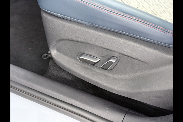 BYD ATTO 3 60kWh Design SOH 98% Pano-dak Leer+Elektr.Verst. Warmtepomp Adaptieve Cruise 360°Camera Apple Carplay Android Auto Elektr.Achter Verkeersbord detectie WiFi DAB Led Rijstrooksensor Keyless Smartphone Entry Fabrieksgarantie tot 20-12-2028/150.000km Garantie op de LFP Accu tot 12-12-2030/200.000km €44.000,- Nieuw! BYD ATTO 3 60kWh Design SOH 98% Pano-dak Leer+Elektr.Verst. Warmtepomp Adaptieve Cruise 360°Camera Apple Carplay Android Auto Elektr.Achter Verkeersbord detectie WiFi DAB Led Rijstrooksensor Keyless Smartphone Entry Fabrieksgarantie tot 20-12-2028/150.000km Garantie op de LFP Accu tot 12-12-2030/200.000km €44.000,- Nieuw!