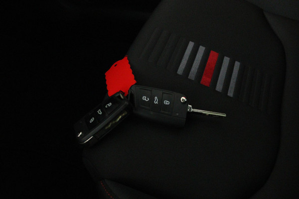 Seat Ibiza 1.0 TSI FR Business Intense (PANORAMADAK, CRUISE ADAPTIEF, ACHTERUITRIJCAMERA, CARPLAY NAVIGATIE, PARKEERSENSOREN) Seat Ibiza 1.0 TSI FR Business Intense (PANORAMADAK, CRUISE ADAPTIEF, ACHTERUITRIJCAMERA, CARPLAY NAVIGATIE, PARKEERSENSOREN)