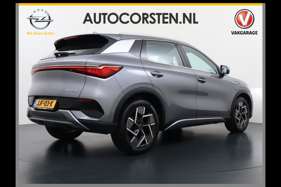 BYD ATTO 3 60kWh Design SOH 99% Pano-dak Leer+Elektr.Verst. Warmtepomp Adaptieve Cruise 360°Camera Apple Carplay Android Auto Elektr.Achter Verkeersbord detectie WiFi DAB Led Rijstrooksensor Keyless Smartphone Entry Fabrieksgarantie tot 20-12-2030/150.000km Garantie op de LFP Accu tot 20-12-2030/200.000km €44.000,- Nieuw! BYD ATTO 3 60kWh Design SOH 99% Pano-dak Leer+Elektr.Verst. Warmtepomp Adaptieve Cruise 360°Camera Apple Carplay Android Auto Elektr.Achter Verkeersbord detectie WiFi DAB Led Rijstrooksensor Keyless Smartphone Entry Fabrieksgarantie tot 20-12-2030/150.000km Garantie op de LFP Accu tot 20-12-2030/200.000km €44.000,- Nieuw!