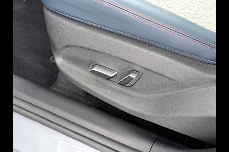 BYD ATTO 3 60kWh Design SOH 99% Pano-dak Leer+Elektr.Verst. Warmtepomp Adaptieve Cruise 360°Camera Apple Carplay Android Auto Elektr.Achter Verkeersbord detectie WiFi DAB Led Rijstrooksensor Keyless Smartphone Entry Fabrieksgarantie tot 20-12-2030/150.000km Garantie op de LFP Accu tot 20-12-2030/200.000km €44.000,- Nieuw! BYD ATTO 3 60kWh Design SOH 99% Pano-dak Leer+Elektr.Verst. Warmtepomp Adaptieve Cruise 360°Camera Apple Carplay Android Auto Elektr.Achter Verkeersbord detectie WiFi DAB Led Rijstrooksensor Keyless Smartphone Entry Fabrieksgarantie tot 20-12-2030/150.000km Garantie op de LFP Accu tot 20-12-2030/200.000km €44.000,- Nieuw!