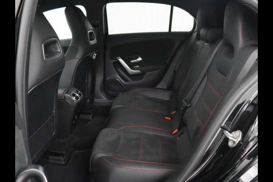 Mercedes-Benz A-Klasse 180d Business Solution AMG | Carplay | Stoelverwarming | Sfeerverlichting | Park Assist | Navigatie | Widescreen | Full LED | Camera Mercedes-Benz A-Klasse 180d Business Solution AMG | Carplay | Stoelverwarming | Sfeerverlichting | Park Assist | Navigatie | Widescreen | Full LED | Camera